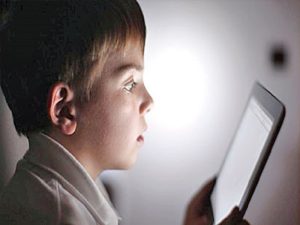 مضرات موبایل برای چشم کودکان چیست؟